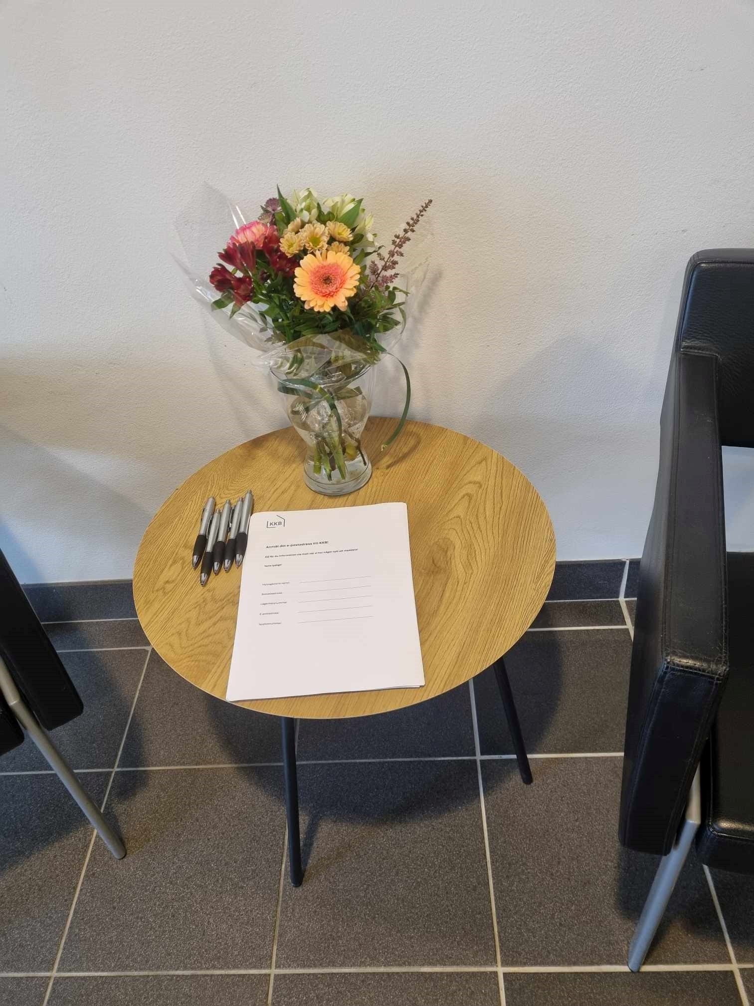 Bord med blommor och pennor