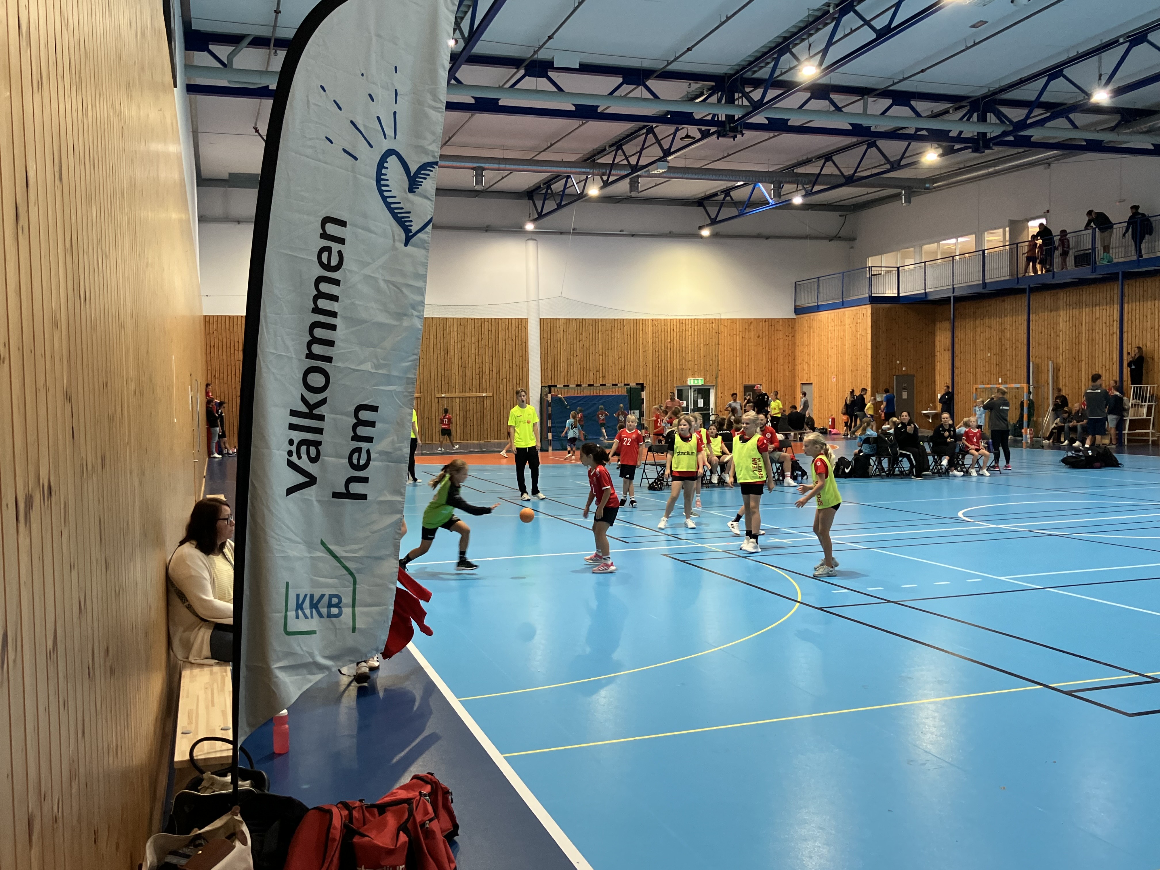 Barn spelar handboll i idrottshall