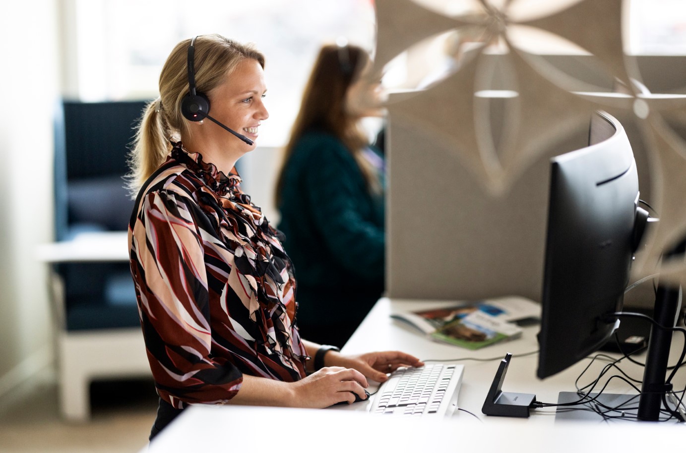 Medarbetare som pratar i telefon