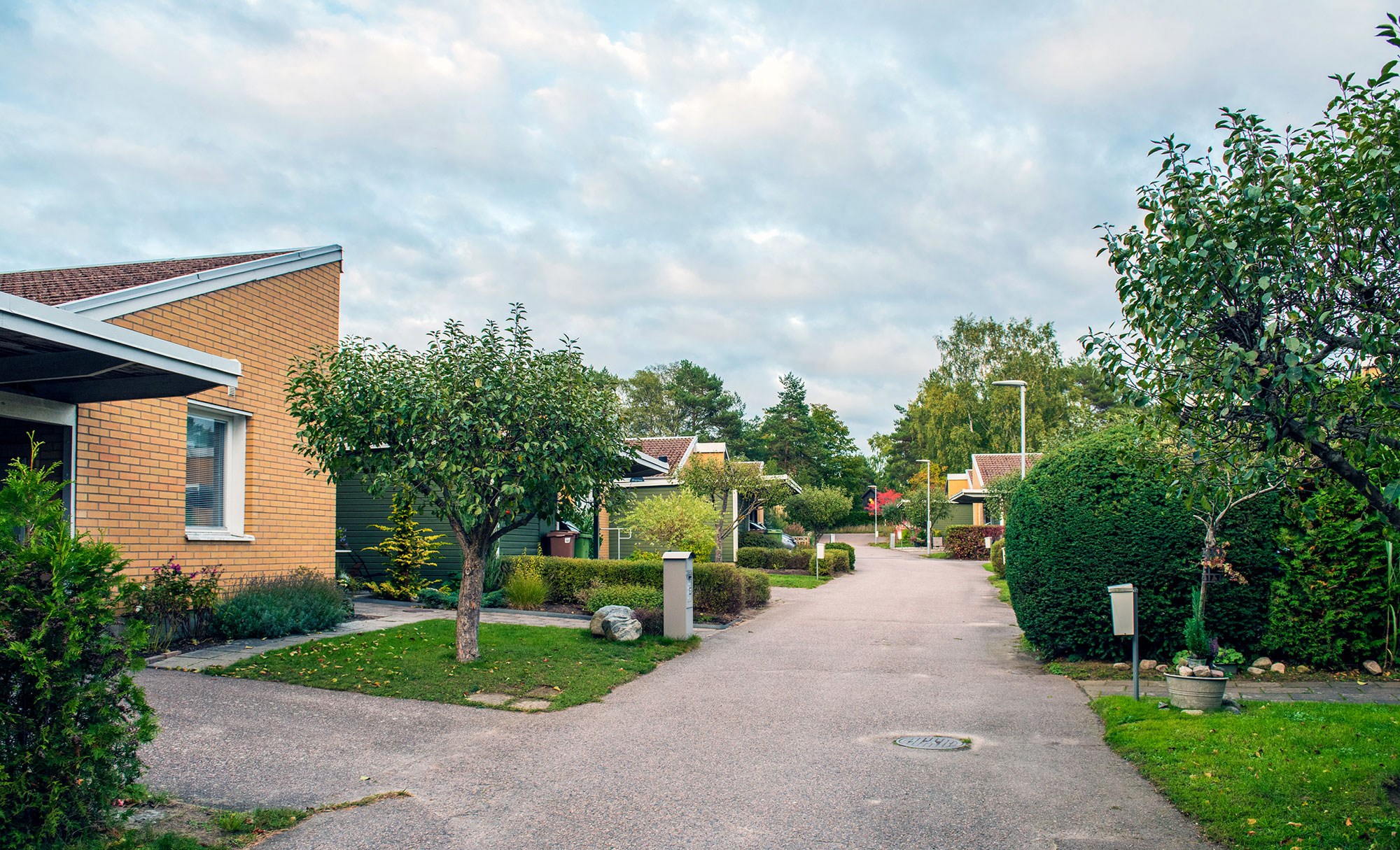 Radhus med grönytor och träd