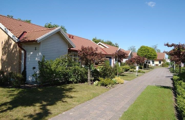 Radhuslängor och grönskande ytor