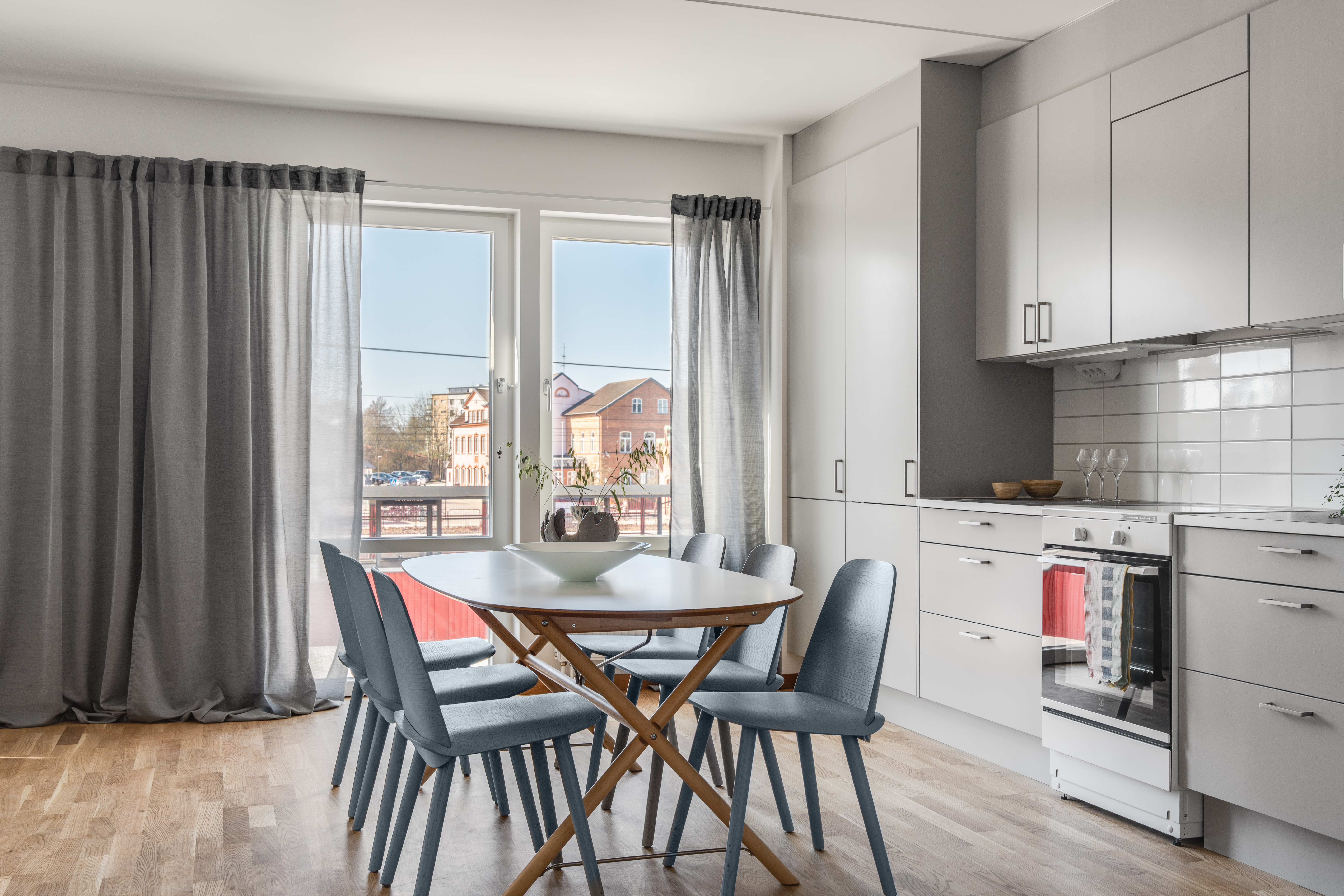 Del av kök möblerat med bord och stolar