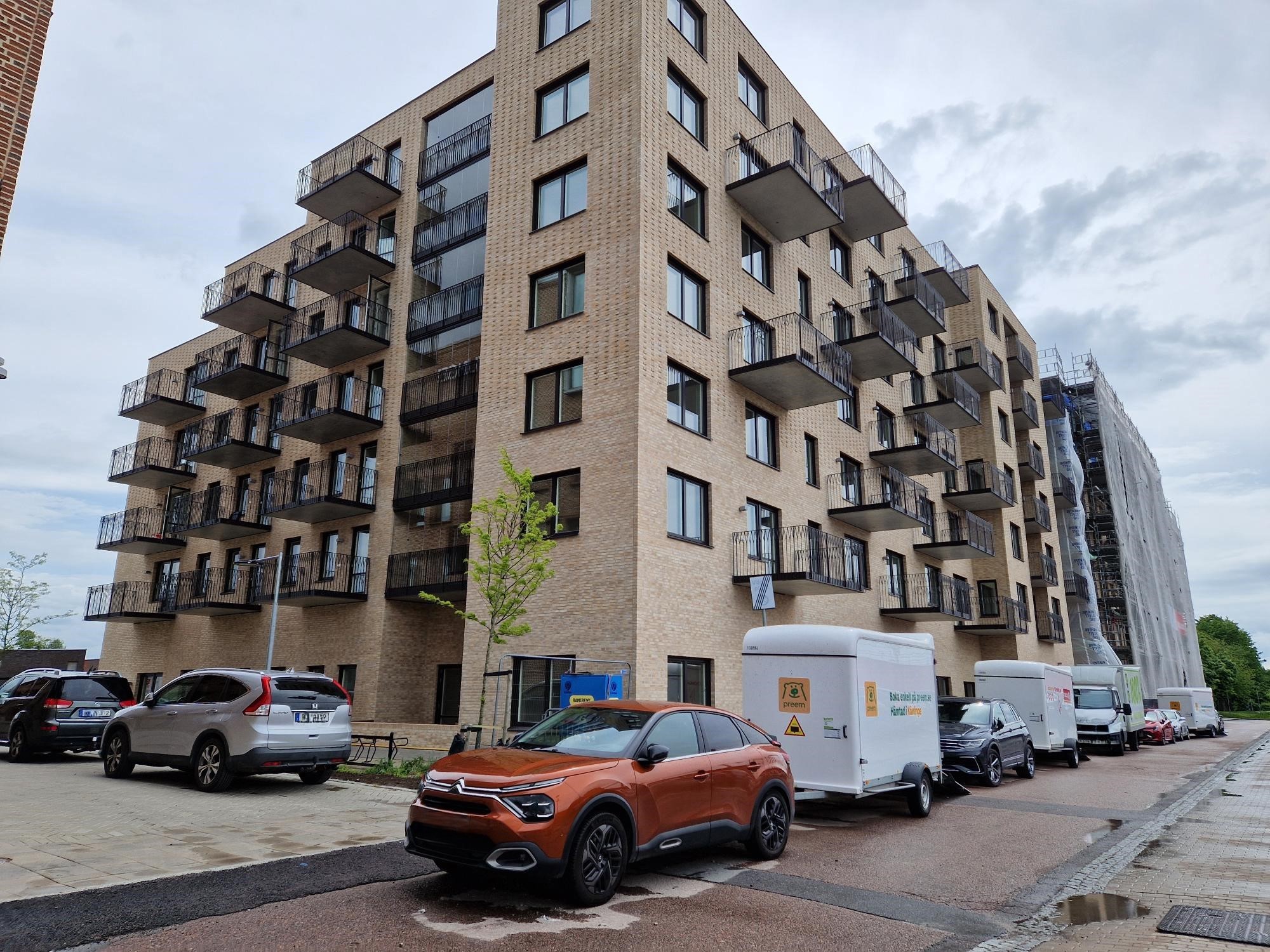 Bilar med släp parkerade längs Visionsgatan på inflyttningsdagen