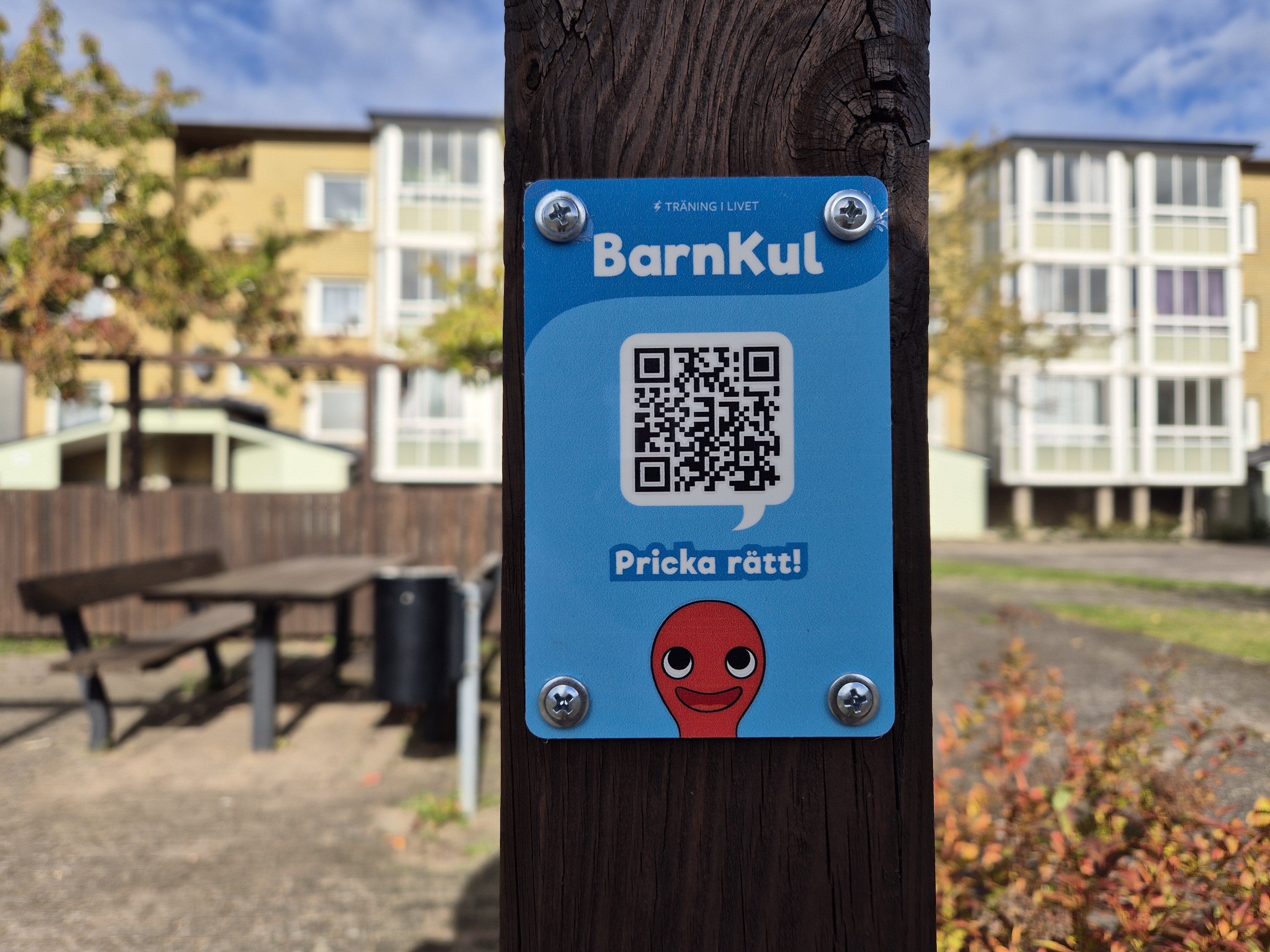 Skylt med QR-kod och texten Barnkul