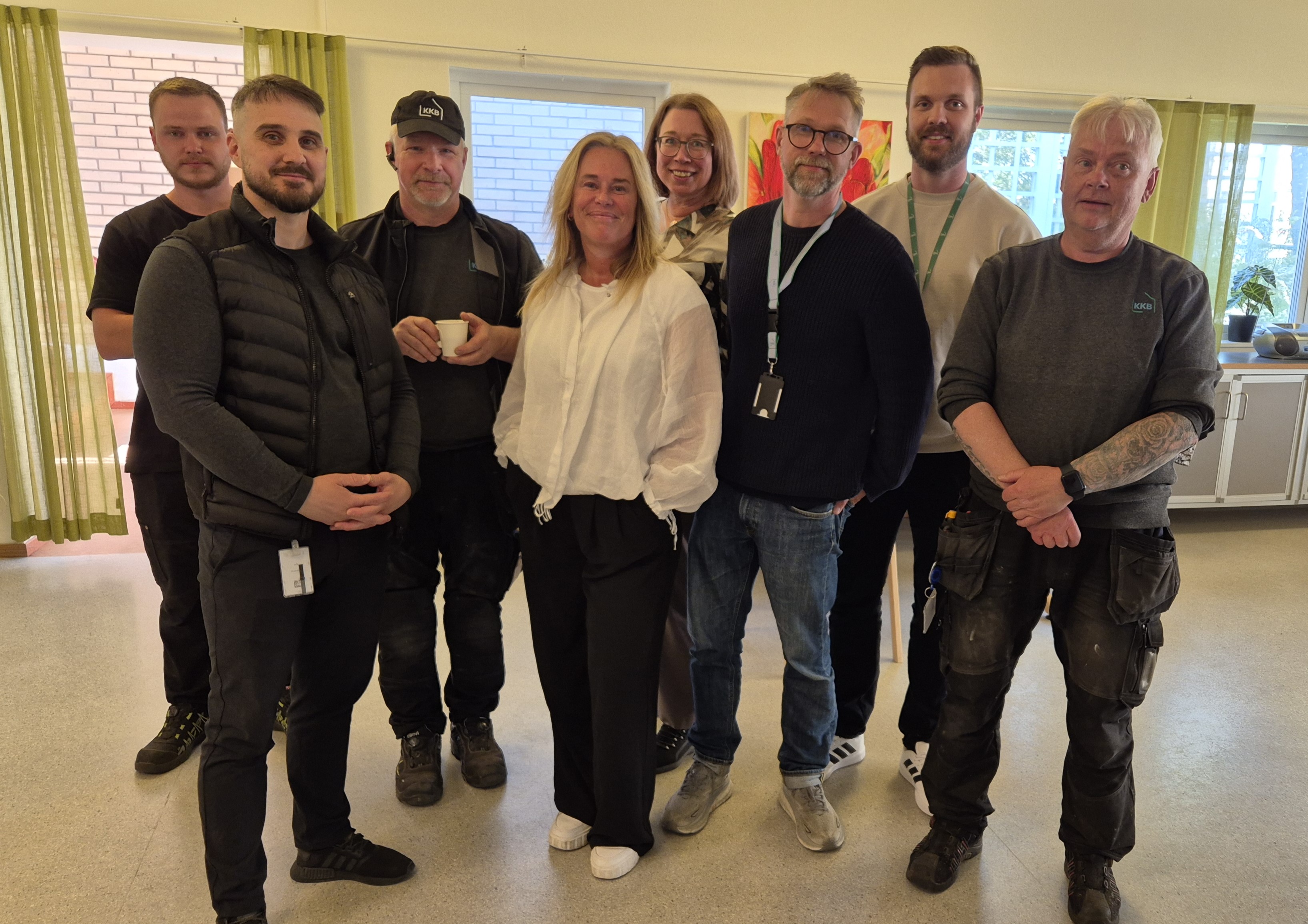 Foto av åtta av KKB:s medarbetare