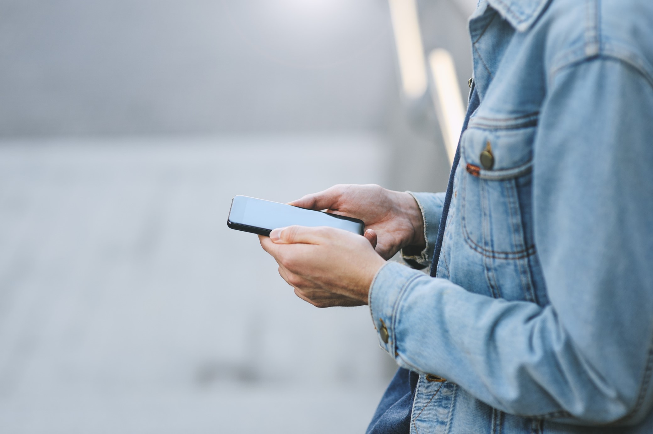 Händer och mobiltelefon