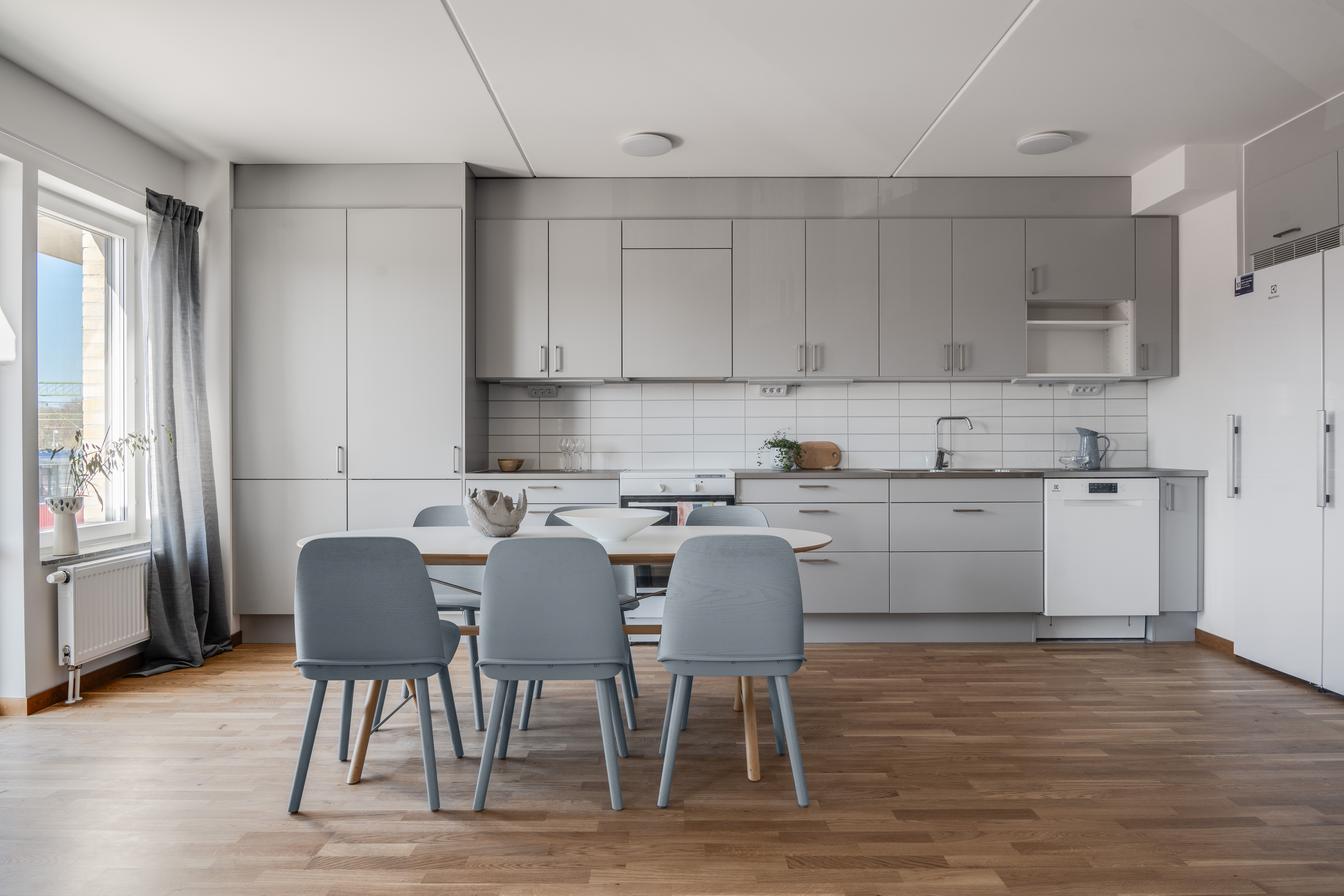 Möblerat kök med grå köksinredning